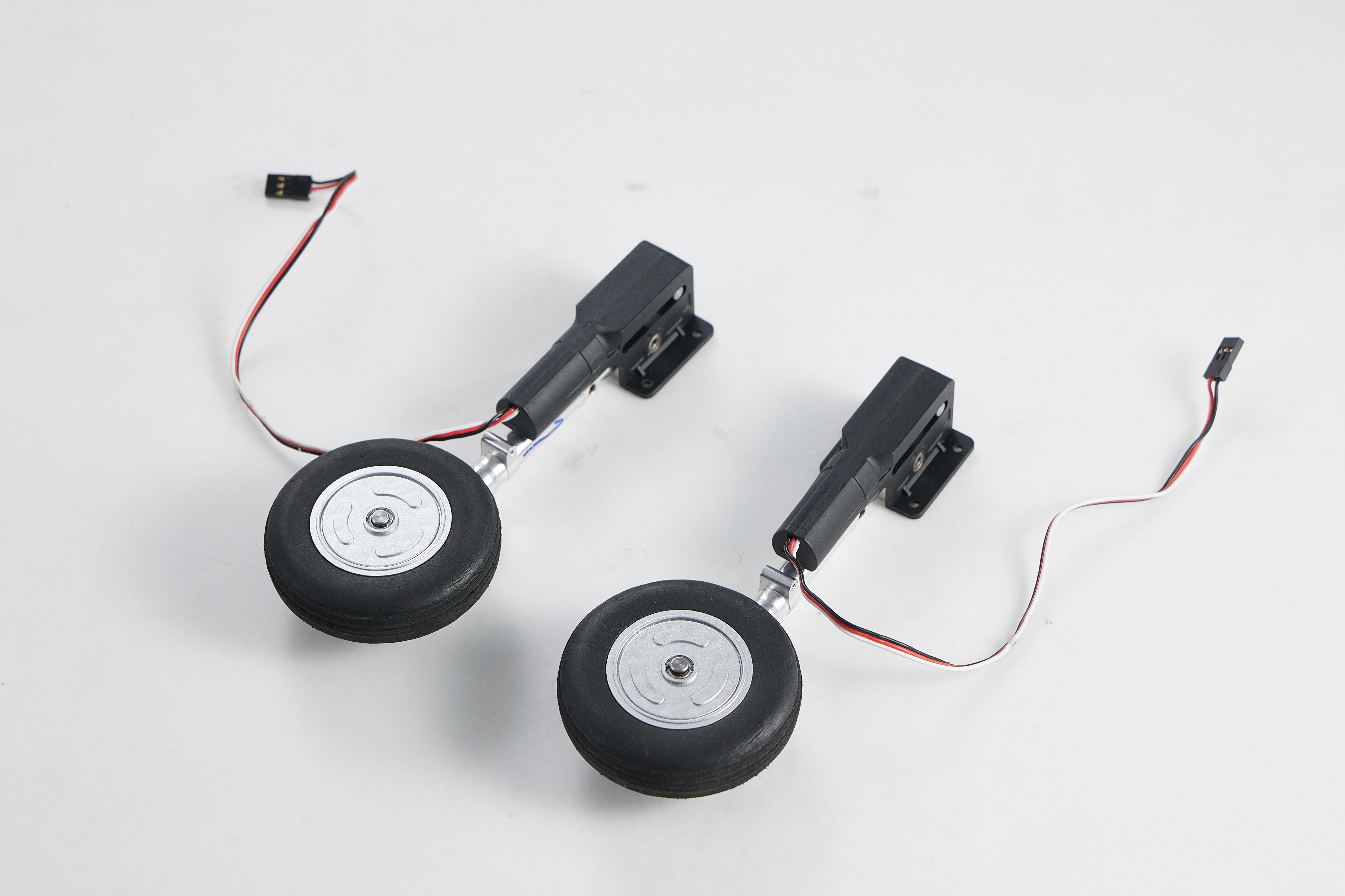 F-86 main landing gear system with wheels and servos