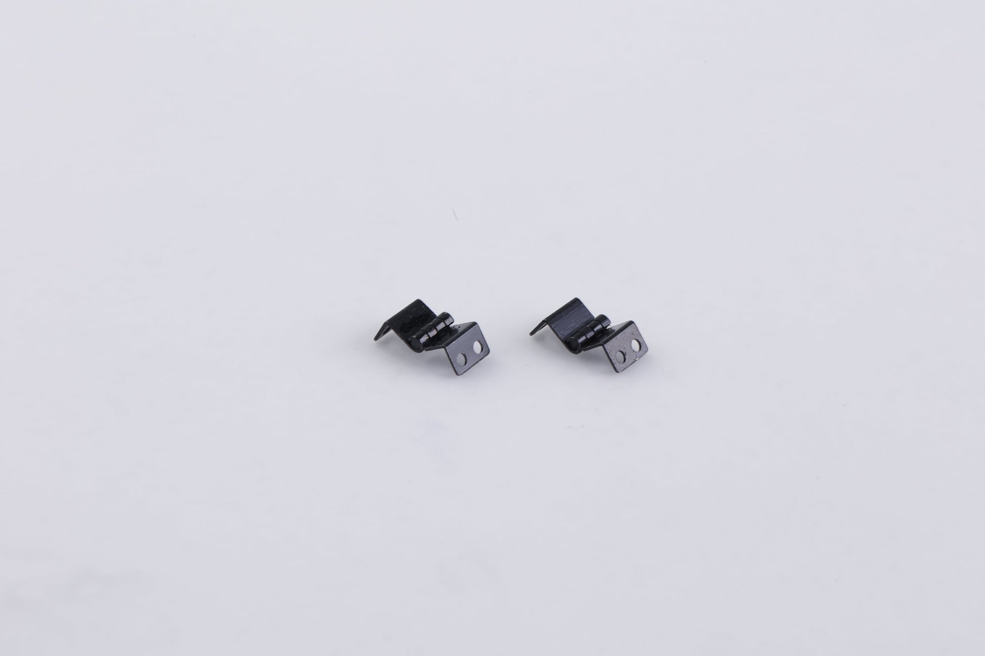 Apache 1:18 HOOD MOUNT SET, two black metal hinged brackets.